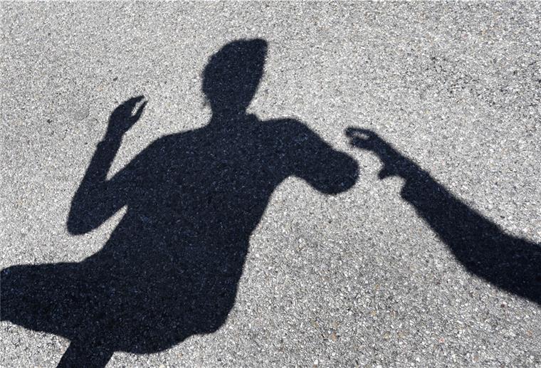 Bremen: Frau (67) mit Schlägen und Tritten verletzt In Bremen wurde eine Frau von einem unbekannten Mann geschlagen und getreten.