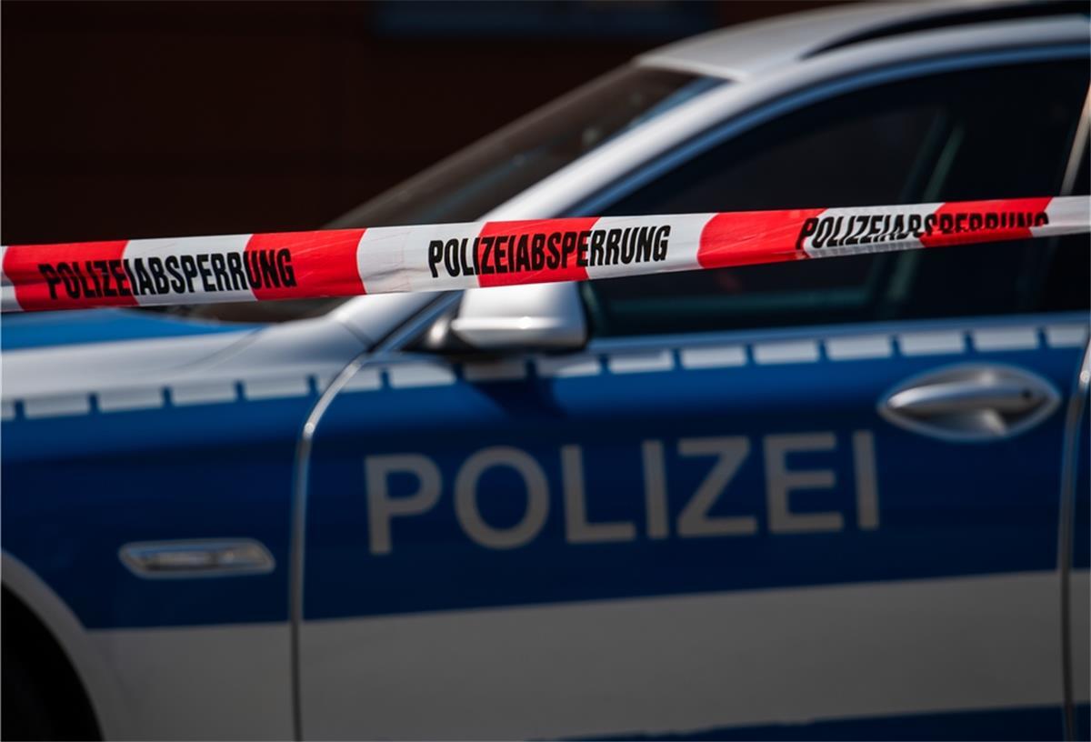Bremen: Frau (20) bei rassistischem Angriff verletzt Polizeiauto hinter Absperrband