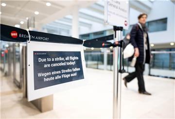 Ein Schild informiert über den Streik am Flughafen Bremen.