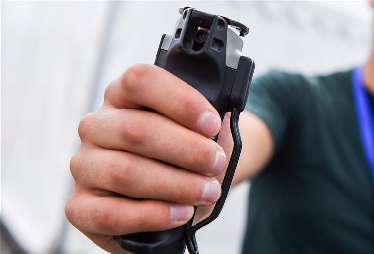Bremen: Maskenverweigerer verletzt zwei Menschen - Ein Zollbeamter hält am 02.09.2017 in der Hafencity in Hamburg am Tag des Zolls ein Pfefferspray in der Hand.