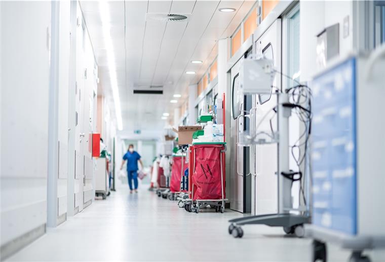 Bremerhaven: Fünf Corona-Patienten werden beatmet Eine Mitarbeiterin der Pflege läuft über einen Gang auf einer Corona-Intensivstation