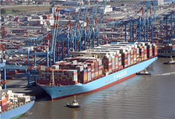 In Bremerhaven besser aufgehoben als in Hamburg: Der Chef der Maersk-Reederei kritisiert die Kosten für die Elbvertiefung. Das Foto zeigt die „Maersk Mc-Kinney Moller“ am NTB-Terminal in Bremerhaven.