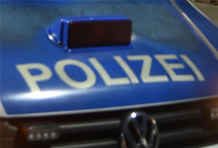 Wohnwagen auf Lkw bleibt in Bremerhaven an Brücke hängen In Bremerhaven blieb ein Lkw an einer Brücke hängen
