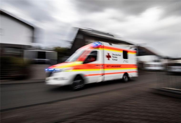 Bremerhaven: Streit unter Nachbarn endet im Krankenhaus ARCHIV - Ein Rettungswagen fährt über die Straße. Foto: Boris Roessler/dpa/Symbolbild