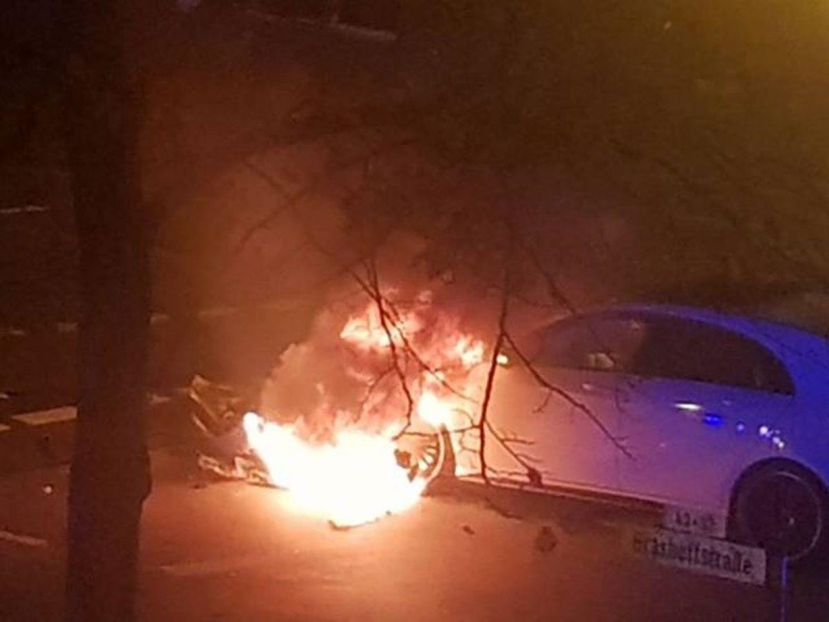 In Bremerhaven-Geestemünde sind in der Nacht zwei Autos zusammengestoßen. Ein Auto fing Feuer.