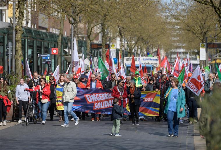 Mai-Demos ziehen durch Bremerhaven und Bremen In Bremerhaven hat um 11 Uhr die Kundgebung begonnen.
