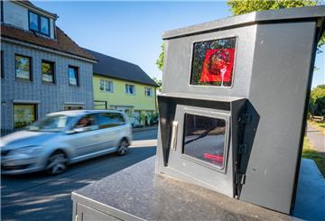 Ein Blitzer steht am Straßenrand.