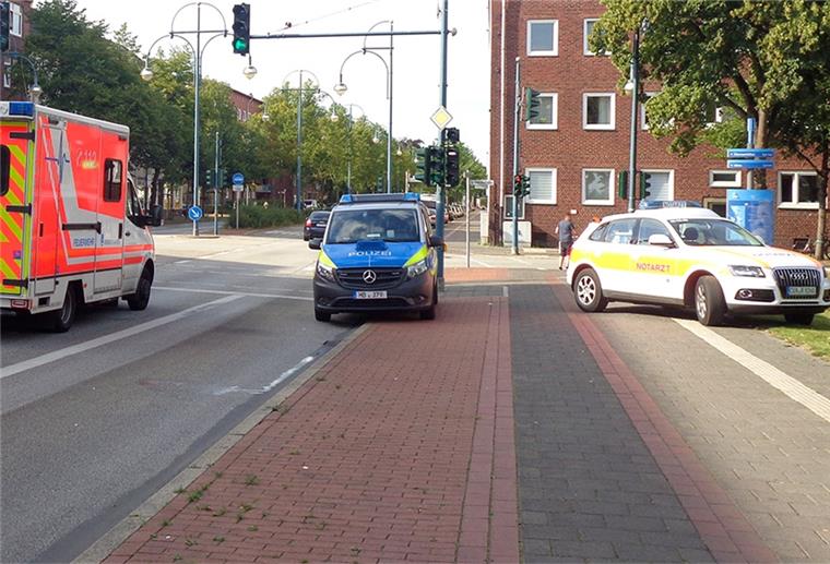 Bremerhaven: Radfahrer stürzt auf Fahrbahn In Bremerhaven ist am Mittwochnachmittag ein Radfahrer zusammengebrochen und musste reanimiert werden.