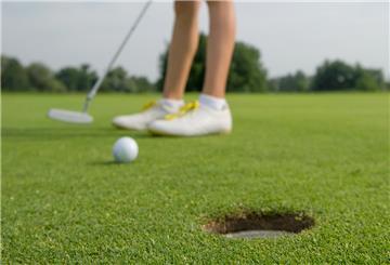 Eine Jugendliche spielt Golf