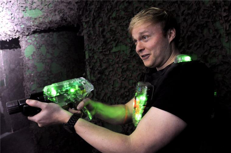Diskussion um Lasertag in Bremerhaven In Bremerhaven kann man jetzt Lasertag spielen. Auch Erwachsene haben ihren Spaß.