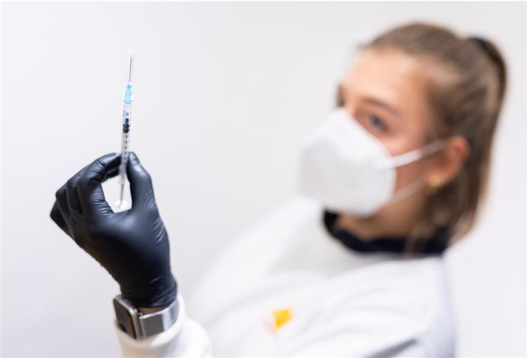 Hier gibt’s eine Corona-Impfung ohne Termin Die Mitarbeiterin eines Impfzentrums hält eine Spritze mit Biontech-Impfstoff in ihrer Hand.