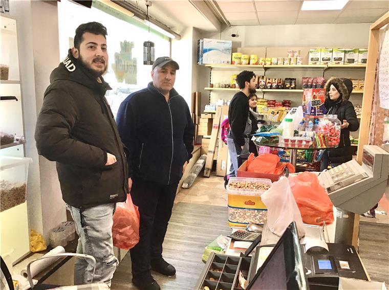 Im syrischen Lebensmittelladen in Bremerhaven-Lehe ist die Erdbebenkatastrophe das alles beherrschende Thema.
