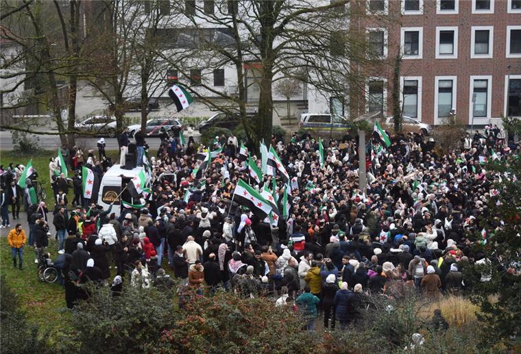 Ende der Assad-Ära: Syrische Community bringt Bremerhaven zum Beben In Bremerhaven-Lehe feierten etliche Syrer lautstark das Ende des Assad-Regimes in ihrer Heimat.