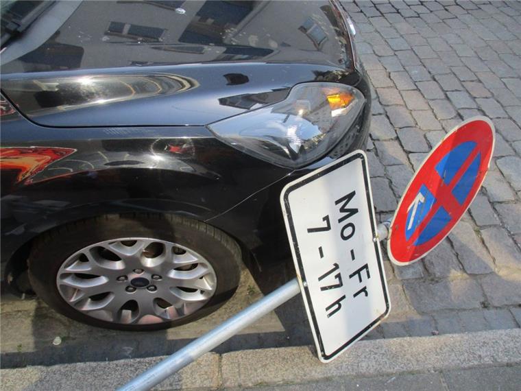 Verkehrsschild kracht auf Ford Focus in Lehe In Bremerhaven-Lehe flog dieses Schild auf ein Auto.