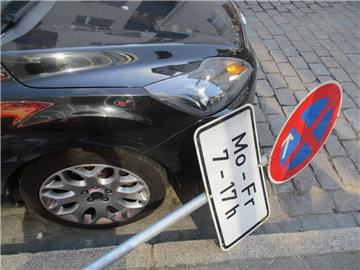 In Bremerhaven-Lehe flog dieses Schild auf ein Auto.