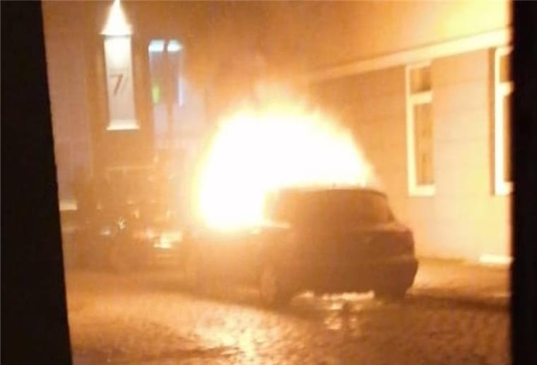 Auto geht in Lehe in Flammen auf In Bremerhaven-Lehe ist ein Auto in Brand geraten.