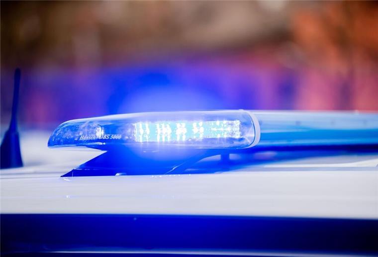 Bremerhaven: Zwei maskierte Männer rauben Fußgänger aus ARCHIV - Ein Blaulicht leuchtet auf dem Dach eines Streifenwagens der Polizei. Foto: Christoph Soeder/dpa/Symbolbild