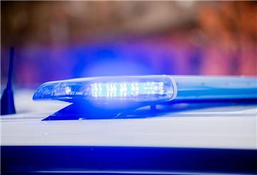 ARCHIV - Ein Blaulicht leuchtet auf dem Dach eines Streifenwagens der Polizei. Foto: Christoph Soeder/dpa/Symbolbild