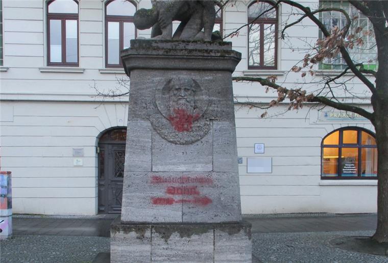 Denkmal in Bremerhaven-Mitte mit Farbe besprüht In Bremerhaven-Mitte hat es Farbschmierereien gegeben.