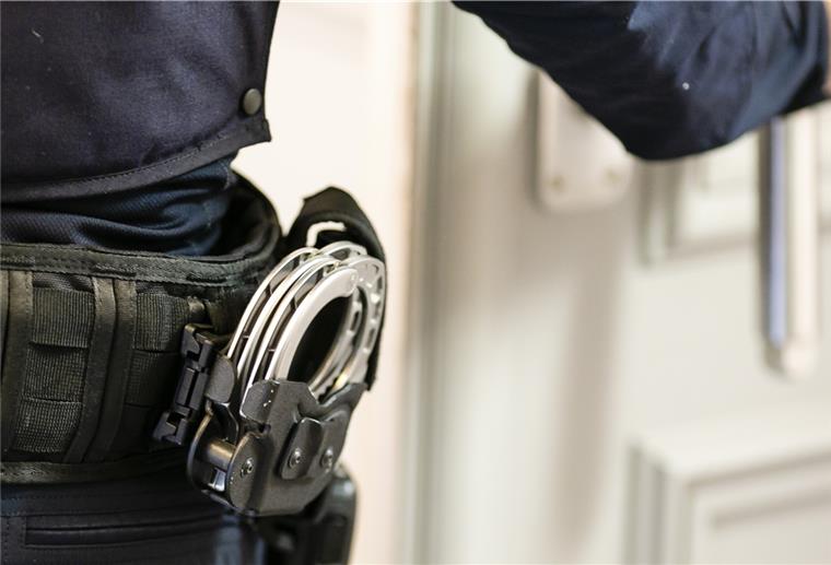 Bremerhaven: Ladendieb wehrt sich heftig Handschellen sind an einem Gürtel eines Justizvollzugsbeamten befestigt.