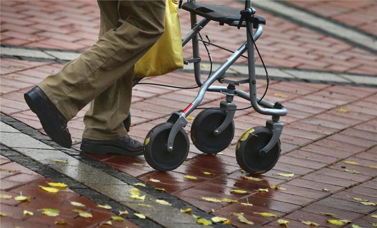 In Bremerhaven-Mitte wurde ein Mann mit Rollator angefahren und verletzt.