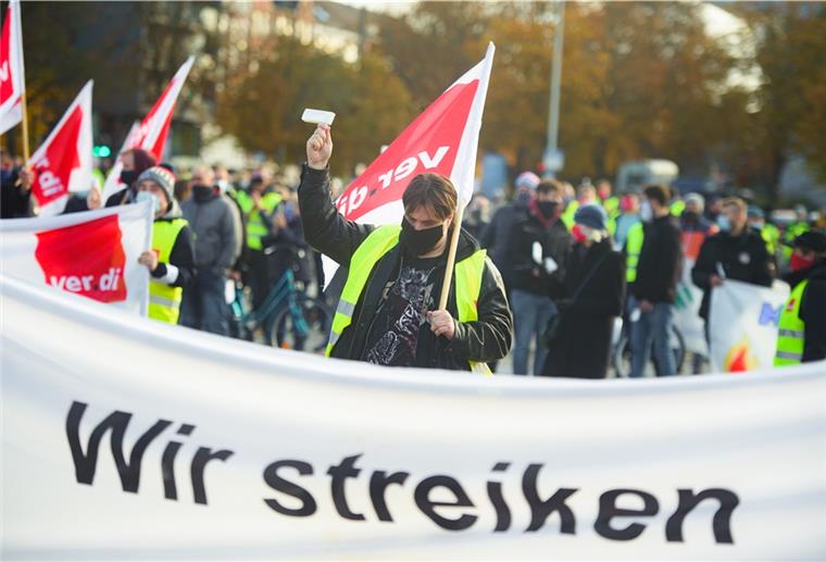 Bremerhaven: Neue Streiks im Öffentlichen Dienst Menschen streiken in Warnweste und mit ver.di-Fahnen.