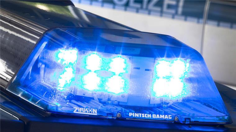 Zwei alkoholisierte Radfahrer verunglücken in Bremerhaven Ein Blaulicht leuchtet auf dem Dach eines Polizeiwagens.