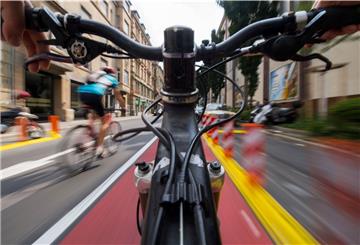 Baden-Württemberg, Stuttgart: Ein Fahrrad fährt in der Innenstadt auf einem Radweg. 
