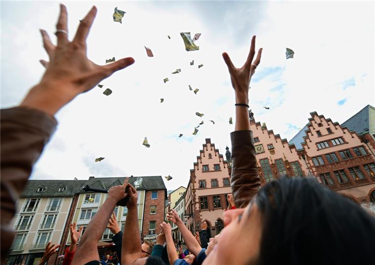 Bremerhaven: Geldschein-Regen macht nur kurz Freude In Bremerhaven soll es - wie hier auf diesem Foto - Geld geregnet haben.