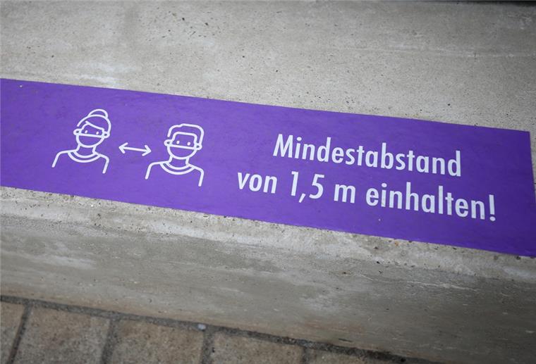 Bremerhaven: Mindestabstand soll kontrolliert werden VfL Osnabrück - Eintracht Braunschweig, 28. Spieltag, im Stadion an der Bremer Brücke. «Mindestabstand einhalten!» steht auf einem Schild vor dem Stadion.