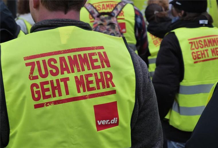 Bremerhaven: Beschäftigte des Öffentlichen Dienstes streiken Warnstreik TVöD am 16. Februar 2023 in Bremerhaven.