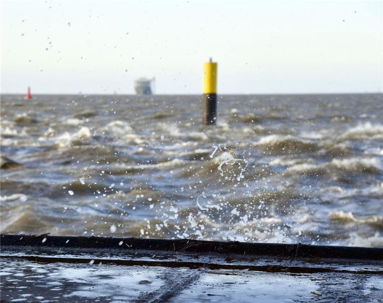 In Bremerhaven und Cuxhaven wird vor einer leichten Sturmflut gewarnt.