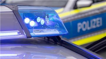 Ein Blaulicht auf dem Dach eines Polizeifahrzeugs