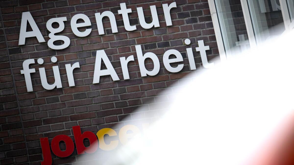 In Bremerhaven warten über 60 Schulpraktikumsplätze auf Jugendliche, die Berufe praktisch kennenlernen wollen.