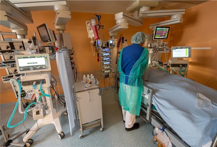 Bremerhaven: 14 Corona-Patienten in Krankenhäusern Chefarzt Lorenz Nowak untersucht in Schutzkleidung in einem Intensivbett-Zimmer in der Asklepios Klinik einen geheilten Corona-Patienten, der von der Beatmungsmaschine entwöhnt werden muss.