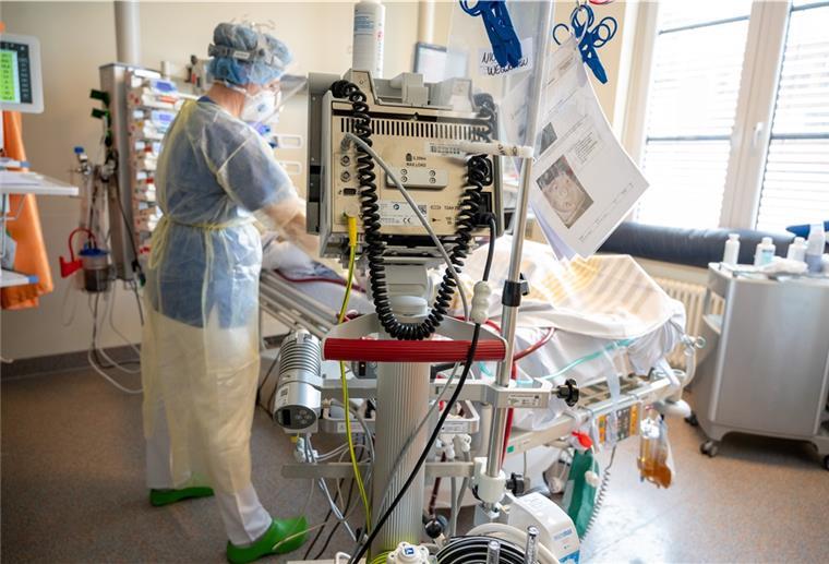 Corona: Drei Todesfälle in Bremerhaven an einem Tag In einem Zimmer der Intensivstation wird ein Patient mit einem schweren Covid-19 Krankheitsverlauf behandelt.