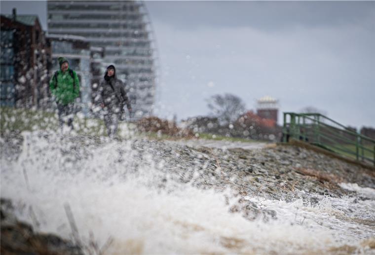 Stadt warnt wegen des Sturms: „Verlassen Sie nicht das Haus“ Featurefotos vom stürmischen Wetter Mitte Februar 2022 am Deich nahe des Pingelturms in Bremerhaven.