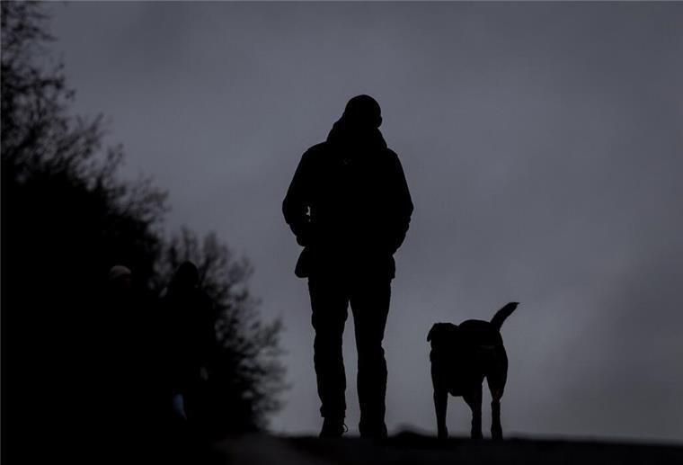 Hundehaftpflicht wird Voraussetzung in Bremerhaven - Das müsst ihr jetzt beachten Ein Mann läuft mit seinem Hund bei Nieselregen über den Osterdeich.