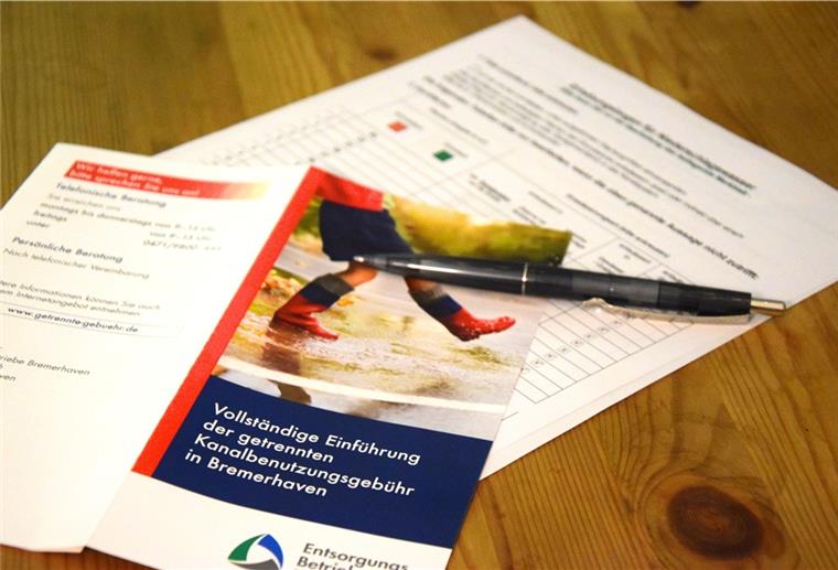 Eine Extra-Rechnung fürs Regenwasser In Bremerhaven wird die neue getrennte Kanalbenutzungsgebühr eingeführt, Hausbesitzer müssen einen umfangreichen Fragebogen dafür ausfüllen.