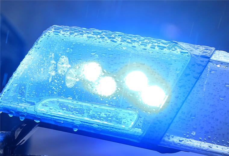 A27 bei Wulsdorf: Plötzlich löst sich der Hinterreifen Blaulicht auf Polizeiauto