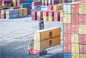 Featurefotos Hafen mit Blick auf Stromkaje und Containerterminal im Mai 2021.