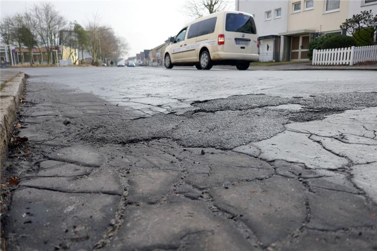 Kaputte Straßen: Bremerhaven fehlt Geld für Reparatur In Bremerhaven zerbröseln an vielen Ecken die Straßen. In der Auerstraße ist es besonders schlimm.