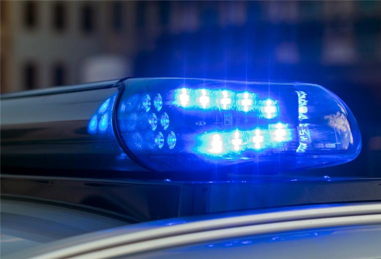 Bremervörde: Unbekannte sprengen Geldautomat Das Blaulicht auf einem Fahrzeug der Polizei leuchtet in der Dunkelheit.