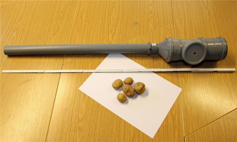 In Bremervörde wurden drei junge Männer mit einer Kartoffelkanone erwischt. Das Symbolbild zeigt wie eine solche Schusswaffe aussehen kann.