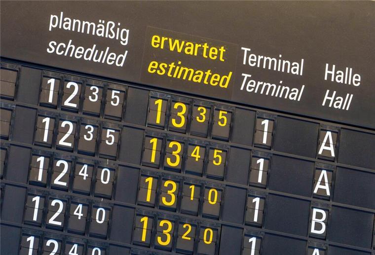 Flughafen: Die große Anzeigetafel im Terminal 1 weist auf die Verspätungen hin. 