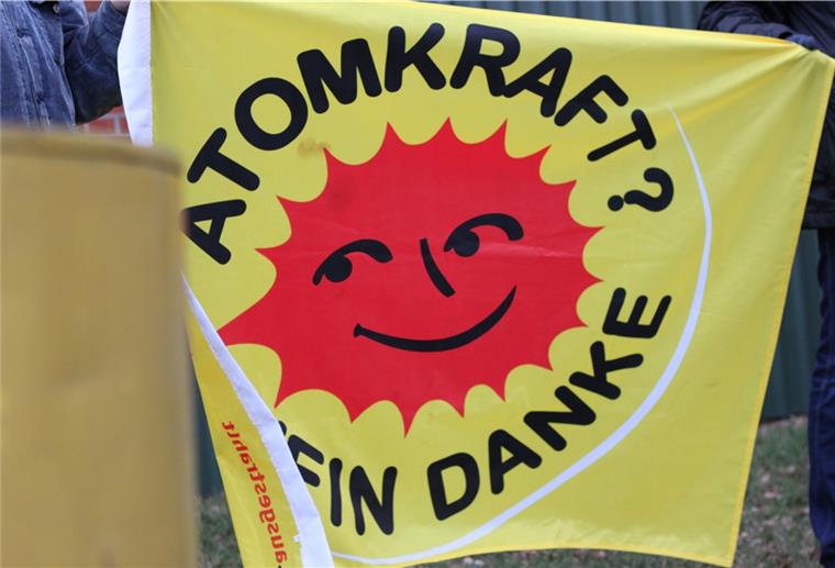 Bülstedt: Gruppe fordert Ausstieg aus Atomkraft In Bülstedt kommen Menschen zu einer Mahnwache zusammen, um der Opfer von Fukushima zu gedenken.