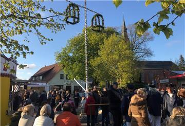 In Burhave war der Andrang am Brunnenplatz zum Maibaumsetzen groß.
