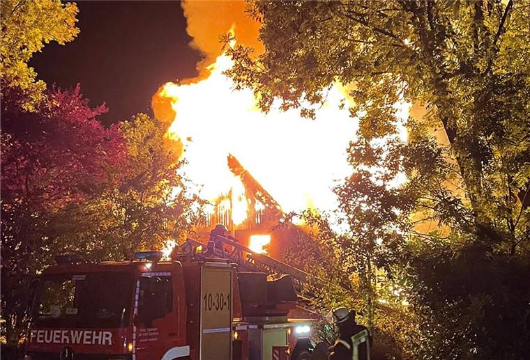 Feuer zerstört Reetdachhaus - 300.000 Euro Schaden Ein Brand in einem leerstehenden, mit Reet gedeckten Lagergebäude hat in Buxtehude (Kreis Stade) einen Schaden von schätzungsweise 300 000 Euro angerichtet.