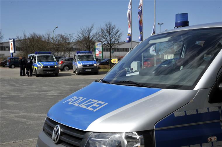 In Cappel-Neufeld haben drei Unbekannte einen betrunkenen Mann überfallen und beraubt.