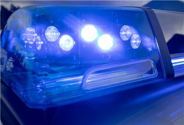 Ein Blaulicht auf dem Dach eines Polizeifahrzeugs